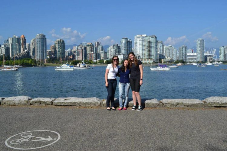 Elaine (no meio) e as amigas do intercâmbio conhecendo as belezas de Vancouver a pé.