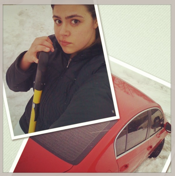 LEGENDA: Pois é, meu carro atolou em um banco de neve perto da casa de uma amiga. #Xatiada /Foto by Marília Maciel