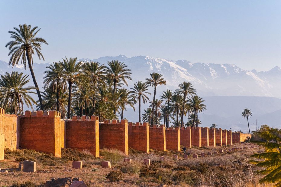 Remparts et atlas enneigé couchant Marrakech