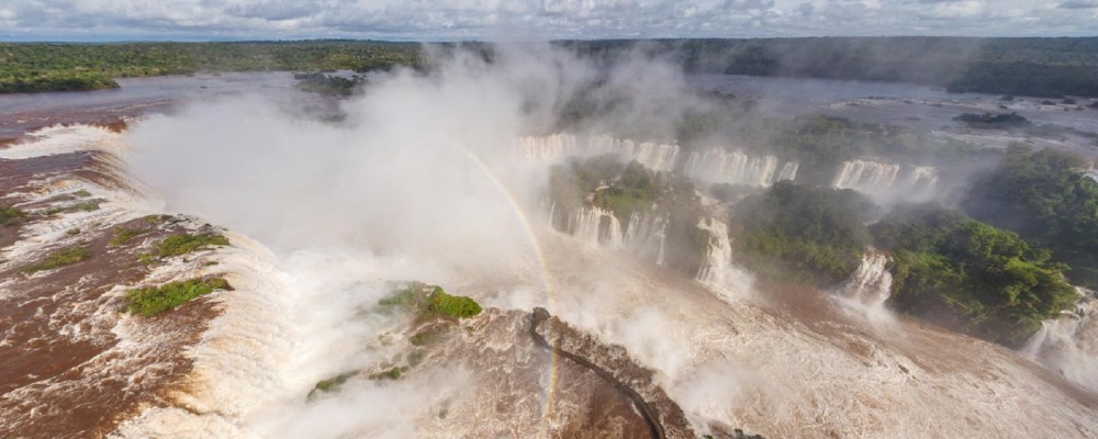Cataratas do Iguaçu, eleitas em 2012 como uma das Novas Sete Maravilhas da Natureza. Crédito: www.airpano.com