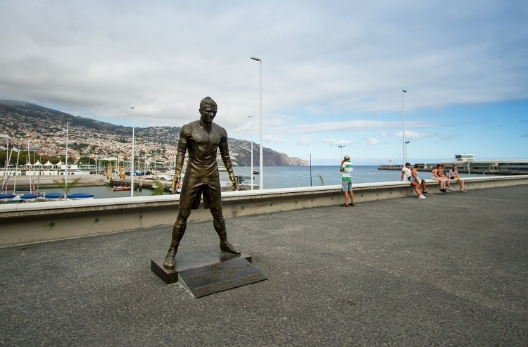 Estatua de Bronze de Cristiano Ronaldo e vista para o Porto de Funchal - Credito Turismo da Madeira