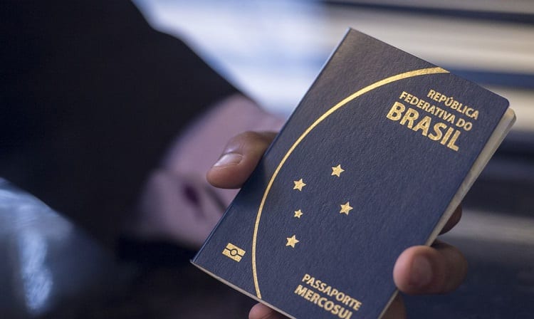 Pesquisa da FGV Social aponta que quase metade dos jovens quer deixar o Brasil; dupla cidadania pode ser um facilitador