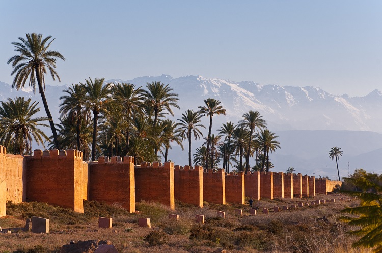 Remparts et atlas enneigé couchant Marrakech