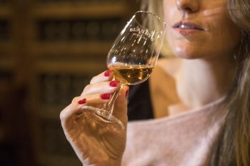 Vinho Madeira: conheça as curiosidades dessa bebida imortal