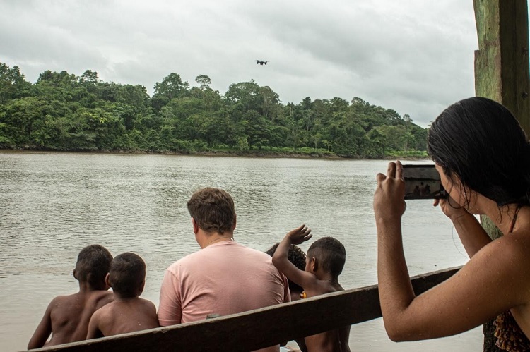 Comunidade Ribeirinha no Rio Amazonas Foto Giordano