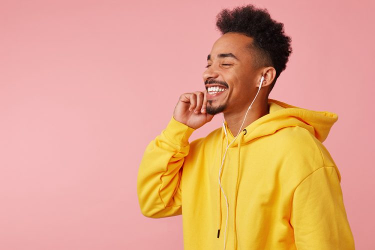 10 podcasts para te ajudar a estudar inglês