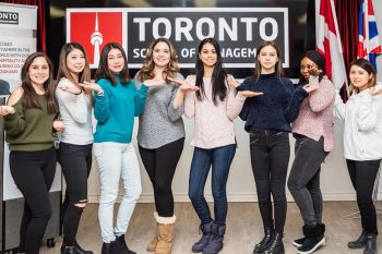 Feira de intercâmbios reúne interessados em estudar e trabalhar no Canadá