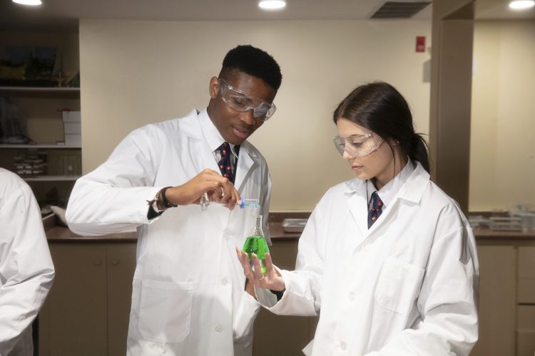 Por que estudar o ensino médio em Ontário?