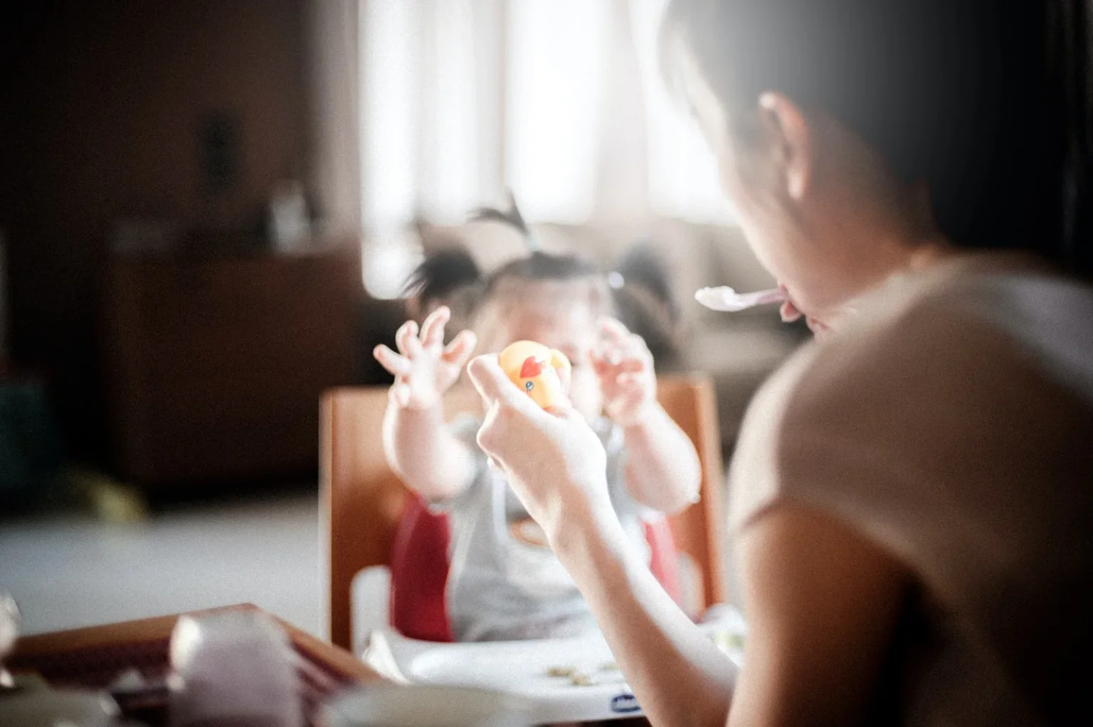 O que é Au Pair? Vivendo em casa de família, entenda! selective focus photography of woman feeding baby