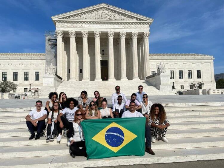 Advogado cria projeto social e prepara jovens para Mestrado em Direito nos Estados Unidos Advogado cria projeto social e prepara jovens para Mestrado em Direito nos Estados Unidos