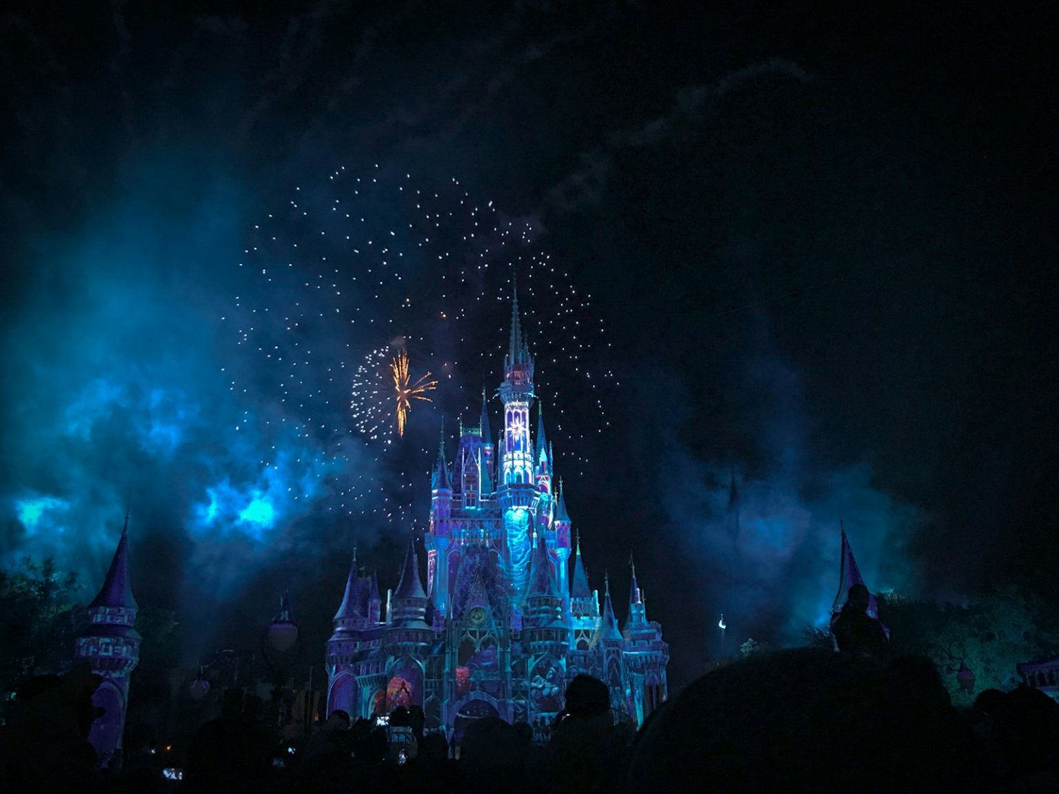 É possível ir para a Disney sem gastar uma fortuna? crystal castle with fireworks at night