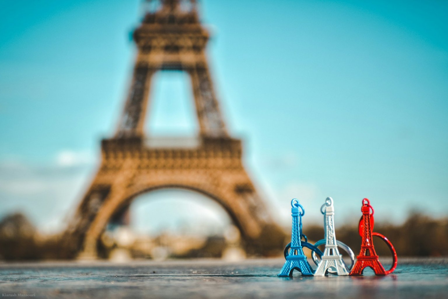 Bolsas de Doutorado na França: Subsídio Mensal de €1.588,00 para Estudantes Brasileiros Eiffel tower, Paris keychains