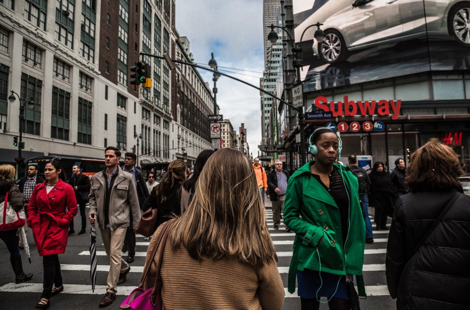 Intercâmbio em 2024: Veja 5 profissões para turbinar o seu currículo woman wearing green jacket walking on the pedestrian lane during daytime